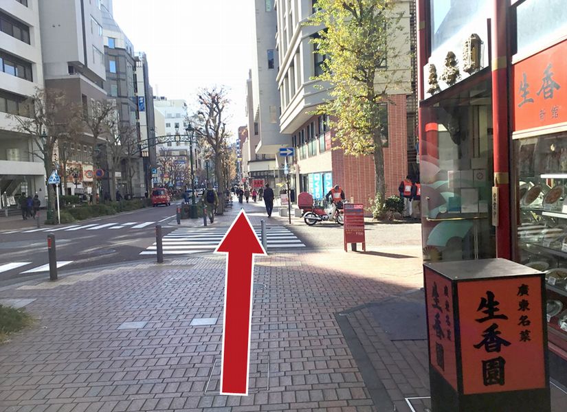 生香園新館を右手にそのまま直進します。